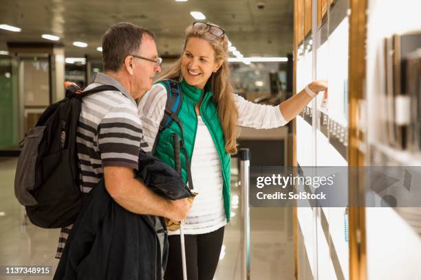 eine helfende hand nötig - visual impairment stock-fotos und bilder