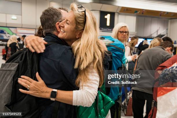 volviendo de viajes - reencuentro fotografías e imágenes de stock