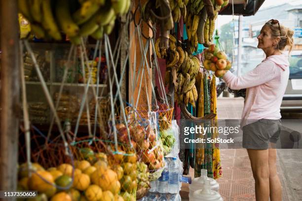 frau wählt frische früchte - indian market stock-fotos und bilder