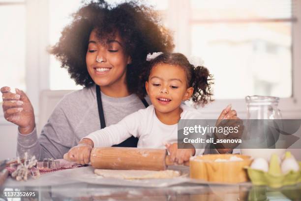 mutter und tochter zusammen backen zusammen sind - black mother and child cooking stock-fotos und bilder