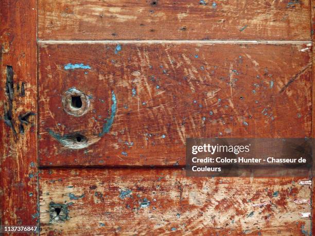 textured and weathered wooden door in havana - havana door stock pictures, royalty-free photos & images