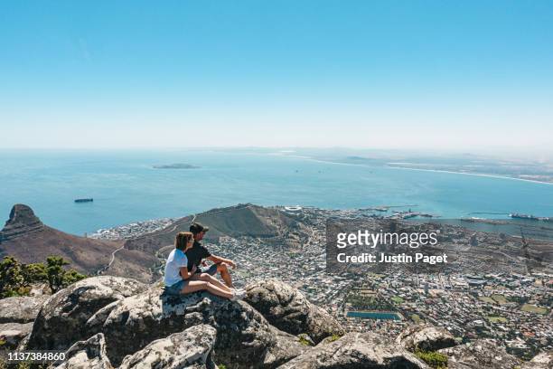 couple taking in view on table mountain, cape town - ciudad del cabo fotografías e imágenes de stock