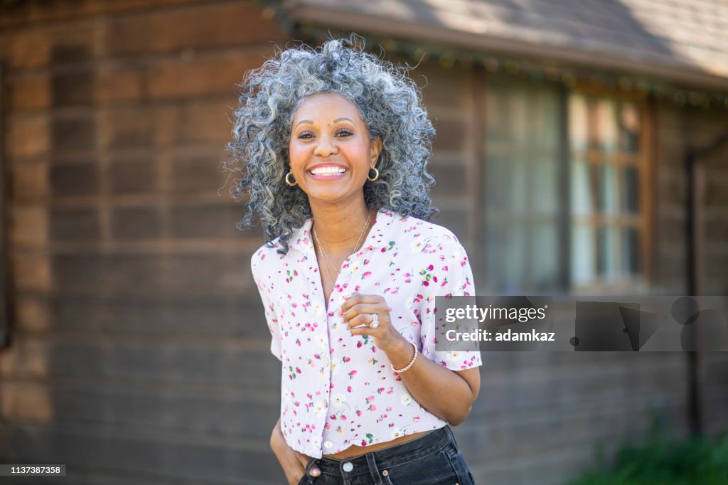 Retrato de una hermosa mujer negra al aire libre