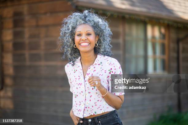 ritratto di una bella donna nera all'aperto - capelli grigi foto e immagini stock