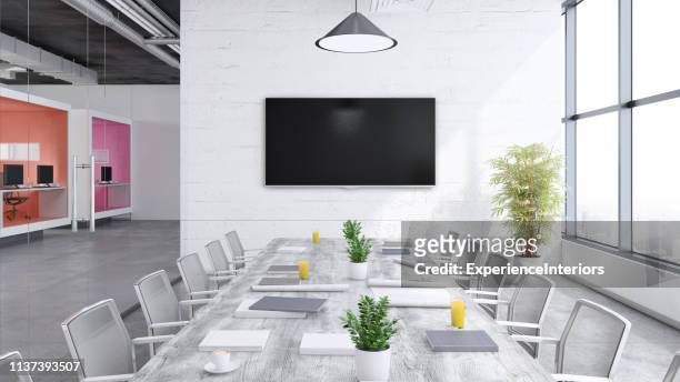 hedendaags open plan kantoor interieur - tv on wall stockfoto's en -beelden