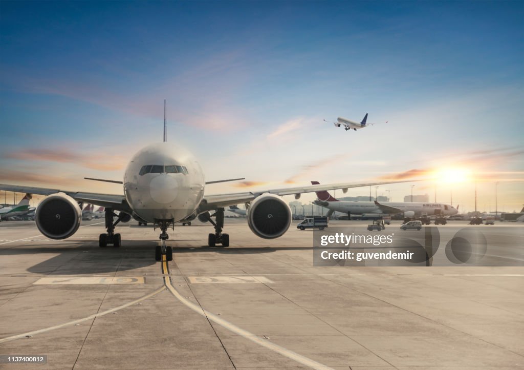 Frontansicht des gelandeten Flugzeugs am internationalen Flughafen Istanbul