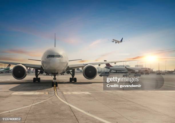 vista frontale dell'aereo atterrato all'aeroporto internazionale di istanbul - commercial aviation foto e immagini stock