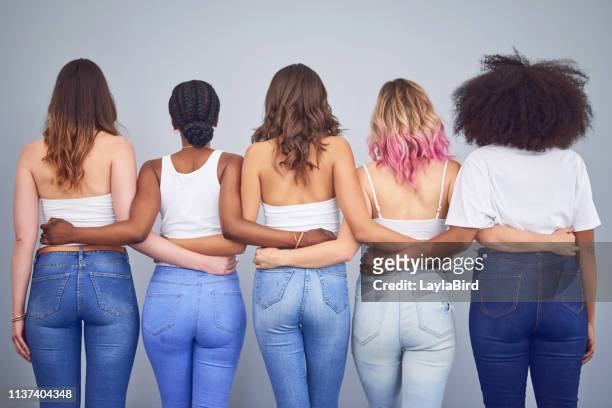 elke vrouw is mooi op haar eigen manier - jeans back stockfoto's en -beelden