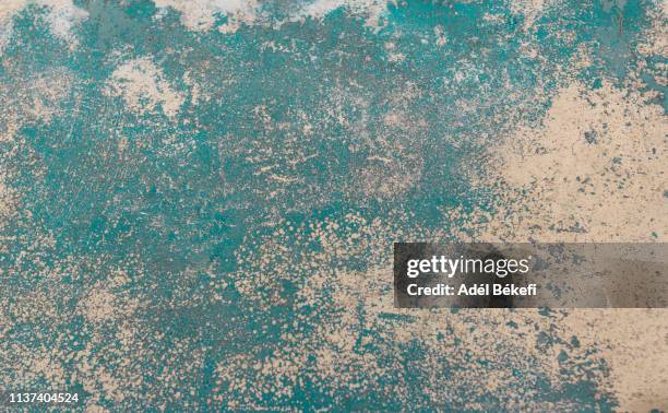 rusty turquoise wall - rouillé photos et images de collection