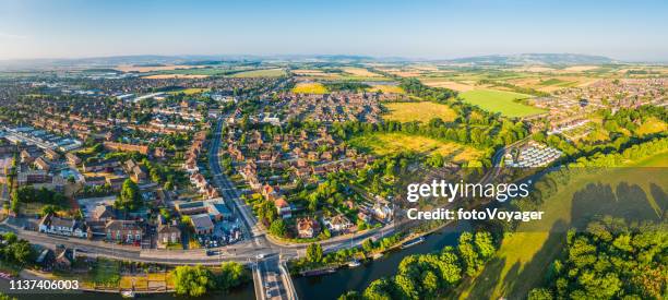 被綠地包圍的郊區家庭住宅的全景 - worcestershire 個照片及圖片檔