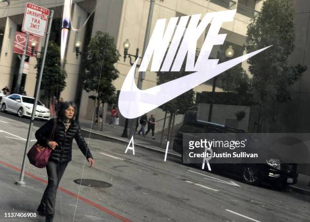 guisante dígito Penélope The Nike logo is displayed on a window at a Nike store on March 21,... News  Photo - Getty Images