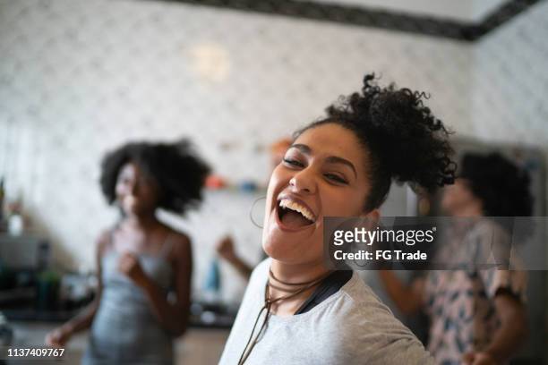 vänner dansa och ha kul på köket - laughing fun bildbanksfoton och bilder