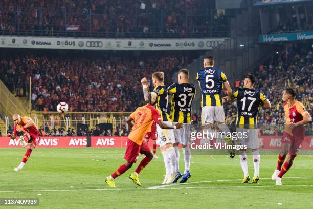 Sofiane Feghouli of Galatasaray SK, Henry Onyekuru of Galatasaray SK, Serdar Aziz of Fenerbahce SK, Martin Skrtel of Fenerbahce SK, Mehmet Topal of...