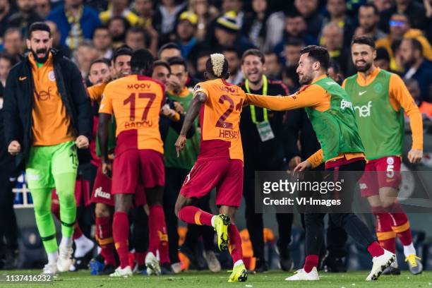 Galatasaray celebrate the goal of Henry Onyekuru of Galatasaray SK during the Turkish Spor Toto Super Lig football match between Fenerbahce AS and...