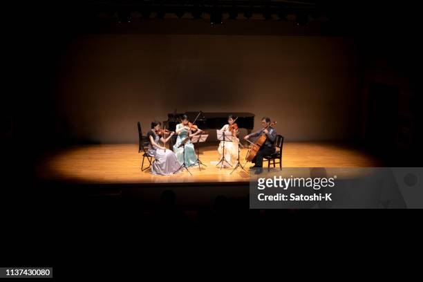 violinisti e violoncellisti che suonano al concerto di musica classica - classical concert foto e immagini stock