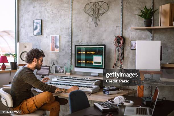 controlar la calidad del sonido - compositor fotografías e imágenes de stock
