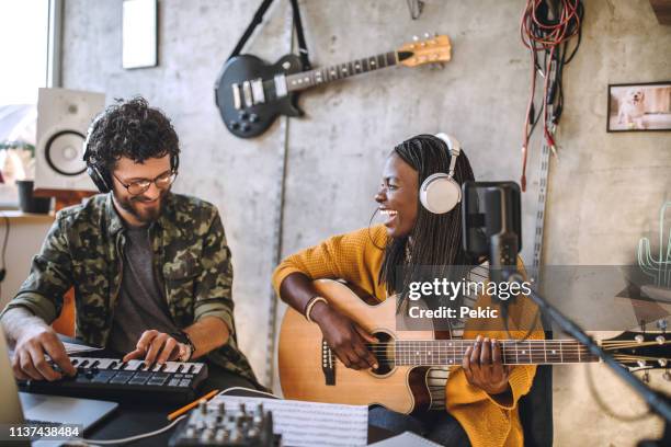 musik macht uns wirklich glücklich - gitarrist stock-fotos und bilder