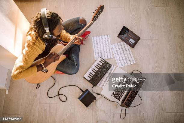 在家彈吉他的婦女 - 作曲家 ��音樂家 個照片及圖片檔