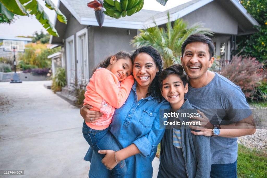 Portrait de famille heureuse contre la maison