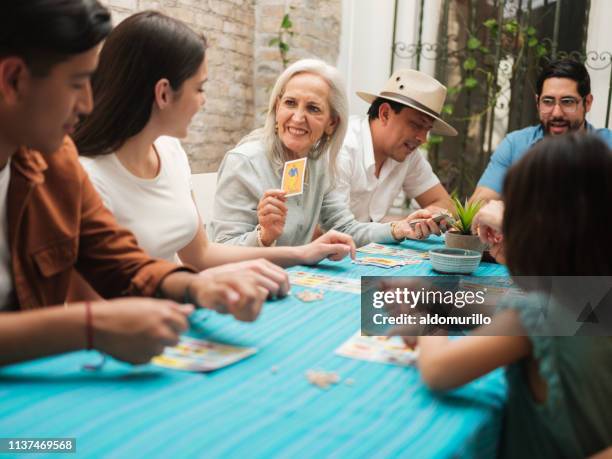 una nonna messicana che gioca a un gioco tradizionale messicano - game night foto e immagini stock