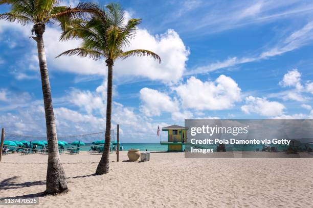 hollywood beach scene at north miami, florida, usa. - boulevard strand stock pictures, royalty-free photos & images