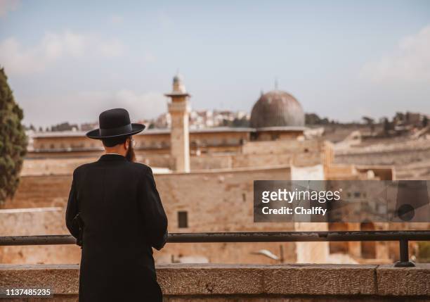 wailing wall in jerusalem - orthodox jew stock pictures, royalty-free photos & images