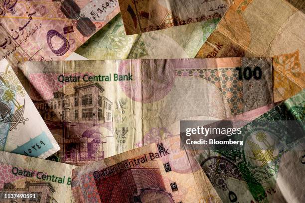 Qatar Riyal Boder 35 Qatar Banknotes Stock Photos, High-Res Pictures, and Images - Getty ...