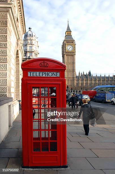 british telephone box - telephone booth stockfoto's en -beelden