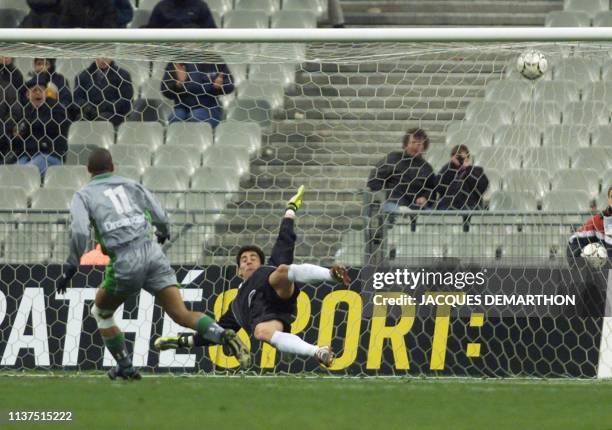 Le stéphanois Aloiso tire et marque le premier but de son équipe face au gardien espagnol Imanol, le 28 mars 2000 au stade de France à Saint Denis,...