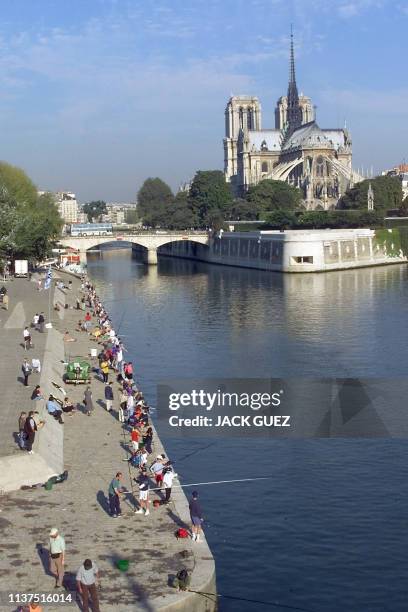 De nombreux pêcheurs participent au concours de pêche organisé, le 04 septembre 1999 sur les bords de Seine à Paris, dans le cadre des festivités des...