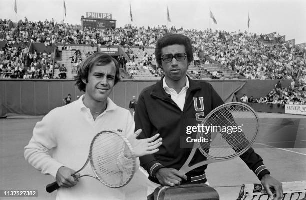 Américain Arthur Ashe et le français Georges Goven posent le 31 mai 1971, avant leur match de huitième de finale des Internationaux de France de...