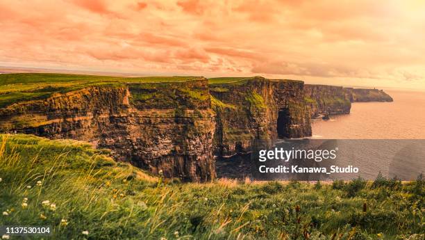 sonnenuntergang in moher of cliff, ireland - cliffs of moher stock-fotos und bilder