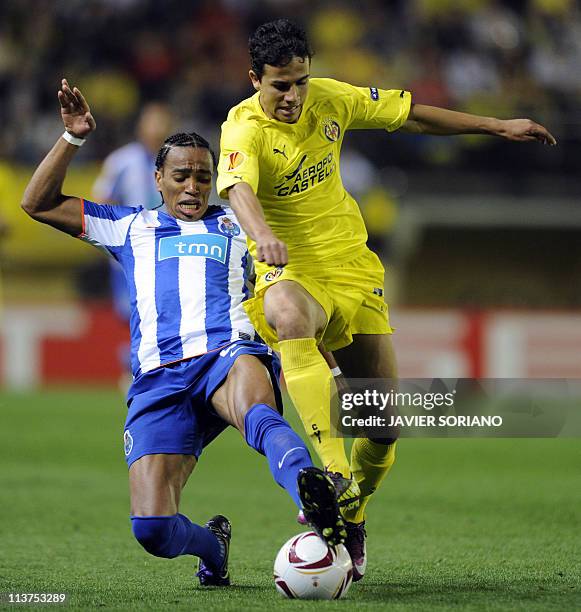 Porto's Uruguayan defender Alvaro Pereira vies with Villarreal's Brazilian forward Nilmar during the UEFA Europa League semi-final second leg...