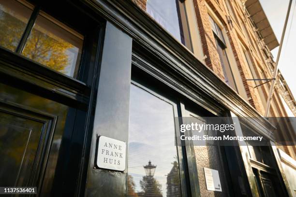 close-up of the door & facade of anne frank house in amsterdam - anne frank house stock-fotos und bilder