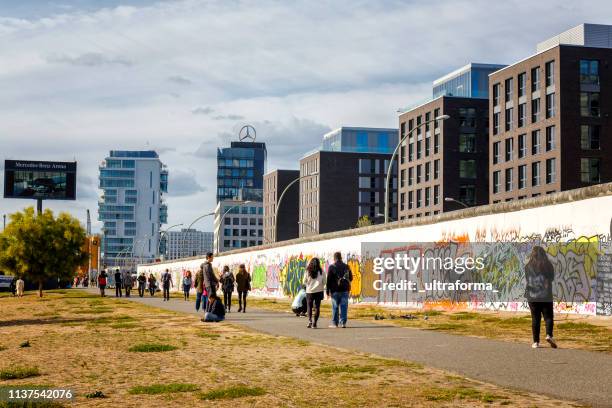 pinturas de graffiti en la pared de east side gallery de berlín alemania - east side gallery fotografías e imágenes de stock