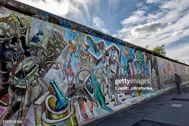 graffiti-gemälde an der east side gallery wand von berlin - the east film stock-fotos und bilder