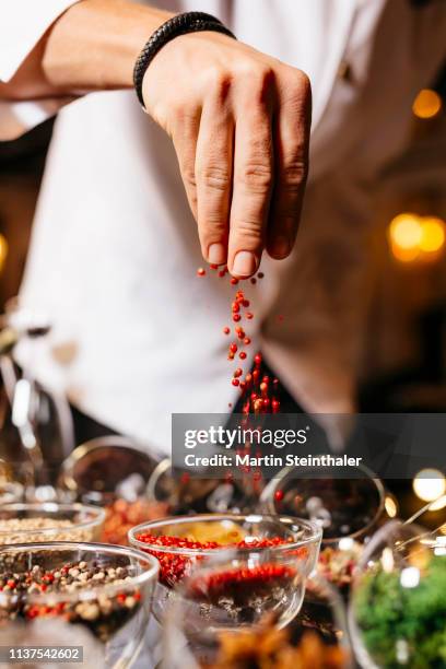 kräuter und gewürzen schalen - orientalisch gewürze - roter pfeffer - sprinkling stock pictures, royalty-free photos & images