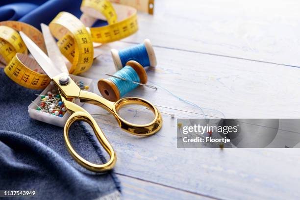 textil: artículos de costura todavía vida - aguja fotografías e imágenes de stock