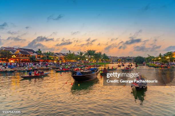 tourist boats in hoi an during sunset - hoi an stockfoto's en -beelden