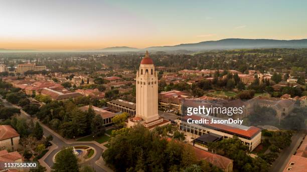 stanford university bij zonsopgang - stanford stanford californië stockfoto's en -beelden