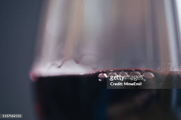 vidro do vinho vermelho fino - pinot noir grape - fotografias e filmes do acervo