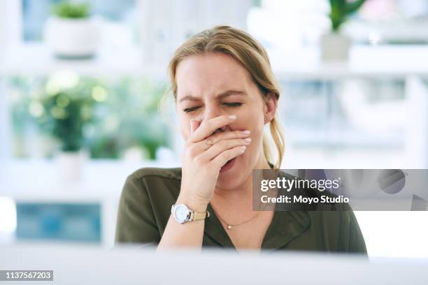 misschien moet ik wat frisse lucht - yawning woman stockfoto's en -beelden