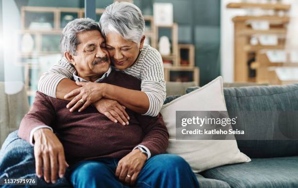 umarmungen auf der ganzen strecke - elderly couple stock-fotos und bilder