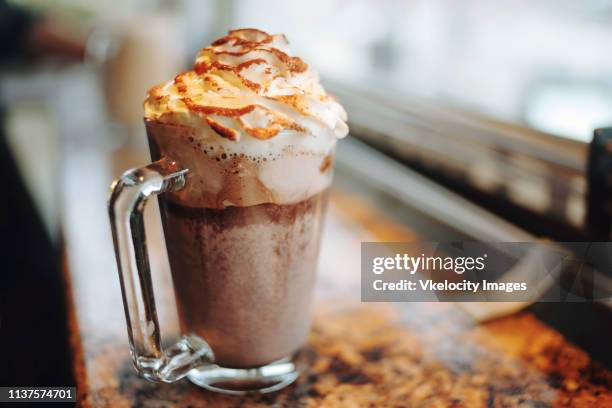 best caramel macchiato in town - hot chocolate stockfoto's en -beelden