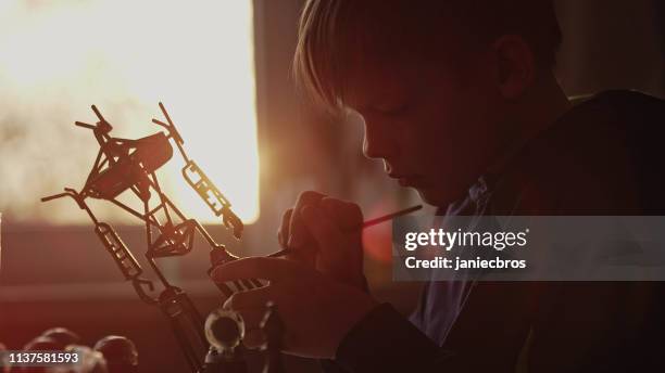 pequeño niño construyendo un esqueleto de robot. - genius fotografías e imágenes de stock