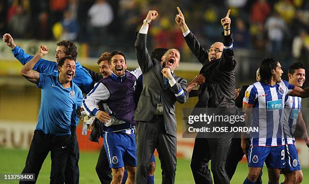 Porto's players celebrate after the UEFA Europa League semi-final second leg football match between Villarreal and Porto at the Madrigal Stadium in...