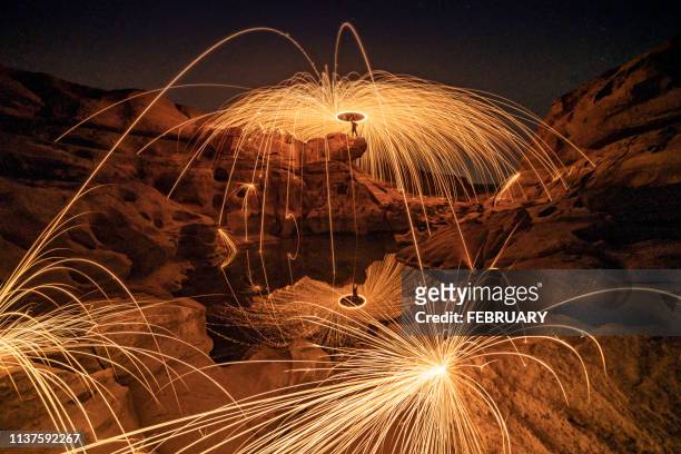 spinning of steel wool fireworks, 3000 bok in thailand. - topfreiniger stock-fotos und bilder
