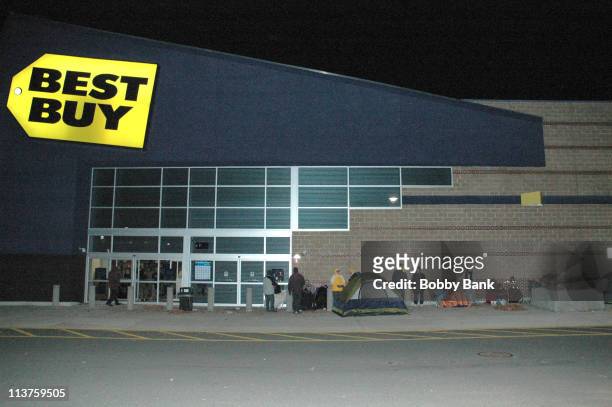 "Black Friday" early shoppers camping out at Best Buy