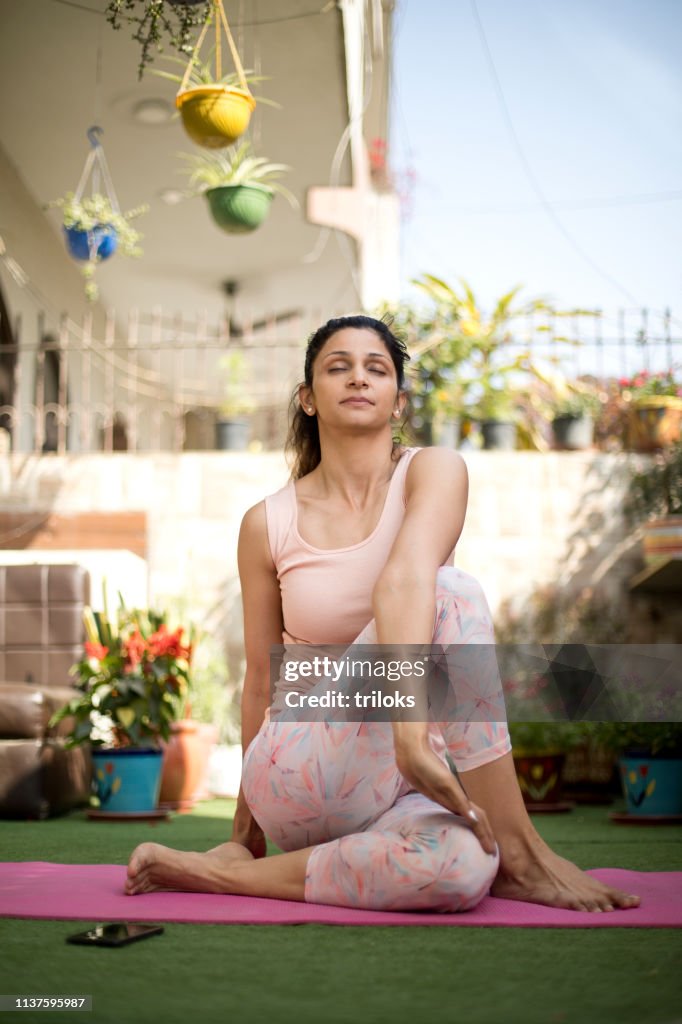 Vrouw in yoga pose outdoor