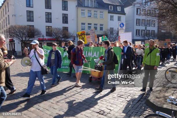 #fridaysforfuture: pupils 
protest against climate change - public workers strike in north rhine westpahalia stock pictures, royalty-free photos & images